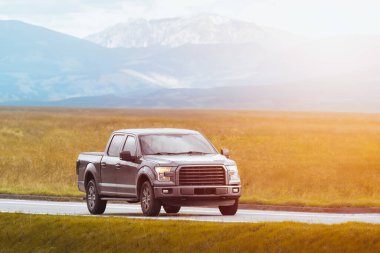 Otobandaki siyah, modern kamyonet.