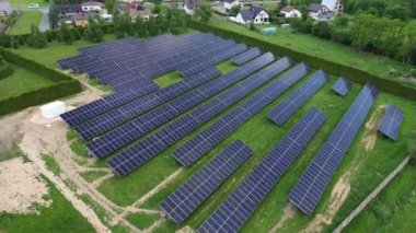 Güneş panelleri geniş bir alanda temiz enerjiyi kullanarak güneş ışığının tadını çıkarırlar.