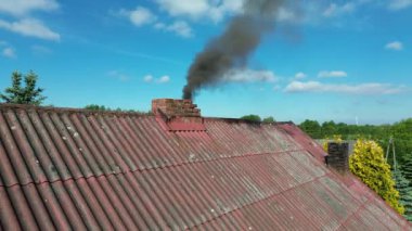 Bacadan gelen kara duman hava kirliliğine yol açıyor.