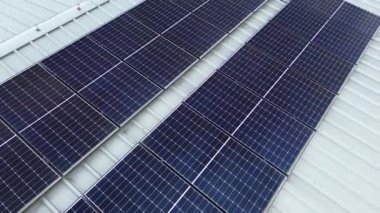 Sanayi çatıda yeşil enerji güneş panelleri kullanıyor