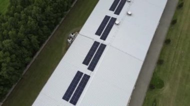 Sanayi çatıda yeşil enerji güneş panelleri kullanıyor