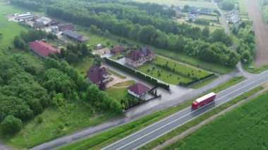 Yazın yeşil tarlaları ve evleri olan banliyö bölgesi