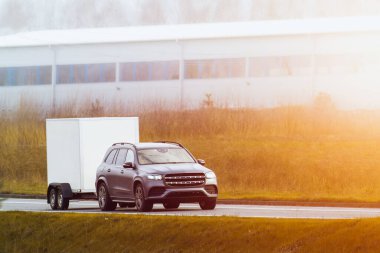 Çekici karavanı güneşli bir kırsal yol boyunca