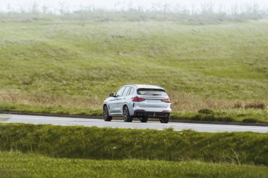 Doğada Lüks Arabayla Açık Hava Sürüşü