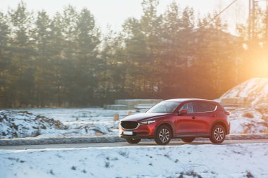 Şatafatlı araba kırsal yolda gün batımında seyahat ediyor.