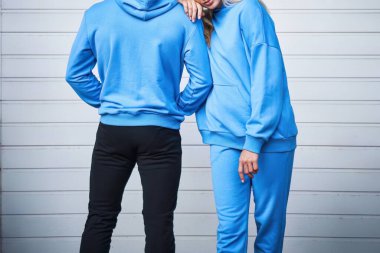 Mavi kapüşonlu ve pantolonlu iki manken.