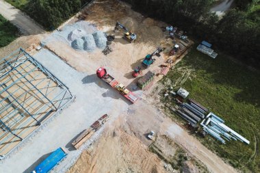 Makineli inşaat mühendisliği projesinin yüksek açılı görünümü