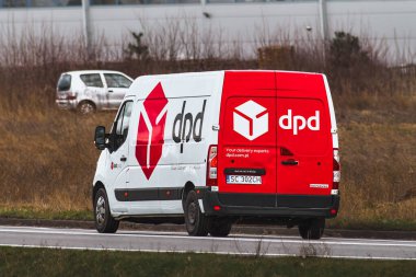 DPD Nakliye Minibüsü tam zamanında teslimatı garantiledi. 02.04.2024 Polonya, Avrupa.