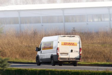 Hızlı Teslimat DHL Sarı Kamyon ile Otoyolda. Avrupa, Polonya, 03.04.2024