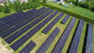 Yenilenebilir enerji için yere monte edilmiş güneş panelleri. Temiz verimli güç çözeltisi