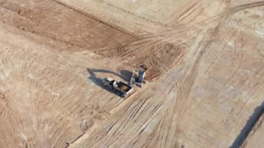 Toprak taşıma ekipmanları büyük bir alanda çalışıyor