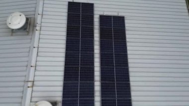 Güneş panelleri olan sanayi binası güneş ışığından yeşil enerji yakalıyor