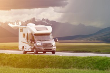 Dağ manzaraları arasında bir karavan yolculuğu. Huzurlu Yaz Kaçamağı Tüm aileyle.