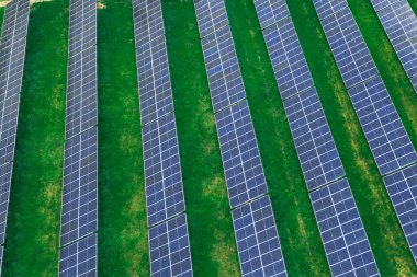 Güneş enerjisi panelleri güneş ışığını elektriğe dönüştürüyor