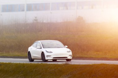 Modern Verimlilik ve Tarzın Gösterisinde Elektrikli Araba Yolda Kayıyor