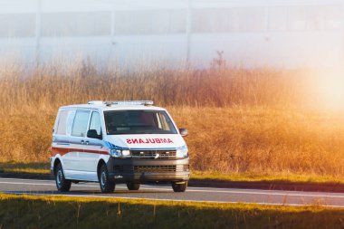 Sağlık görevlileri ambulansta acil bakım sağlıyorlar.