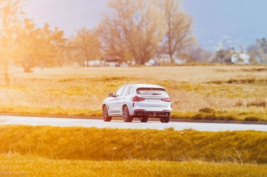 Kırsal Otobanda Beyaz Modern Aile Araba Sürüşü