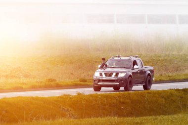 Modern bir kamyonetle Kırsal Yol Gezisi