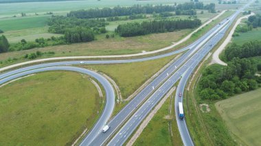 Avrupa 'da modern otoyol kavşağının havadan görünüşü