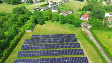 Yeşil Çimlerin Sürdürülebilirliğini Destekleyen Güneş Paneli Evleri