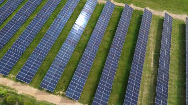 Endüstri yeşil enerji güneş panelleri kullanıyor