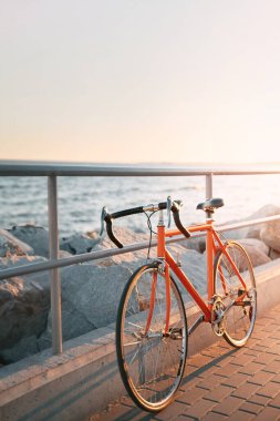 Antika motor restore edildi. Turuncu eski yol bisikleti