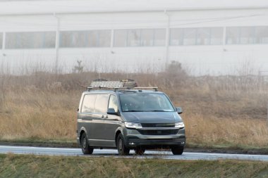 Alet edevat ve merdiven taşıyan ticari bir minibüs.