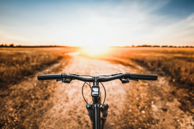 Boş ve Uygun Günbatımında Bisikletle Tarlalarda Yolculuk