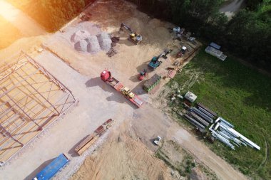 İnşaat mühendisliği sahasının hava görüntüsünde makine ve kazıcı