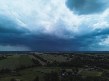 Sakin bir kırsal bölgede dramatik fırtına bulutu