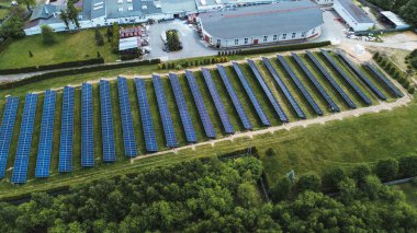 Günbatımında güneş panellerinin hava görüntüsü Temiz enerji güneş enerjisi çiftliği