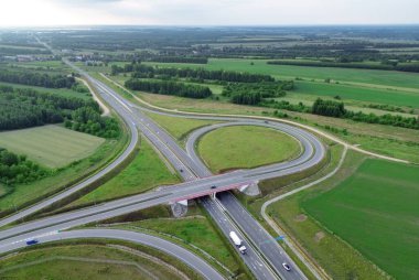 Karmaşık otoyol kavşağının ve kırsal kesimin havadan görünüşü