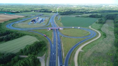 Bir yaz günü yukarıdan Avrupa kırsal karayolu kavşağı