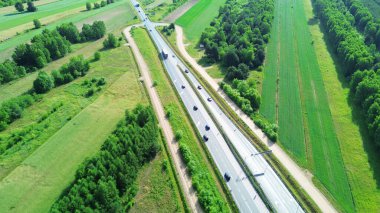 Çoklu şeritli otoyol geçişi ve tarlalarının genel görünümü