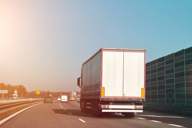 Kamyon açık yolda mal taşıyor.