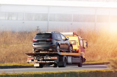 Otoyol arızasından sonra çekici yardım ediyor.