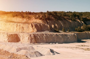 Öğlen taş ocağında parlak güneş