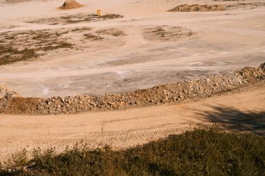 Kumlu bir taş ocağında Parlak bir gün.