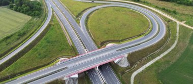 Otoyol kavşağı olan kırsal Avrupa karayolu ağı