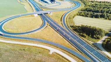Yeşil alanlarla çok şeritli kavşağın yukarıdan görüntüsü