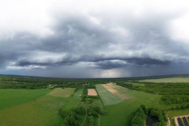 Kırsal yeşil alanlarda fırtına bulutlarının panoramik görüntüsü
