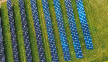 Güneş Işığı Alanındaki Güneş Enerjisi Panelleri