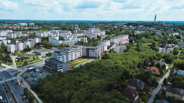 Düşük katlı dairelerin ve yeşil manzaralı alanların hava perspektifi