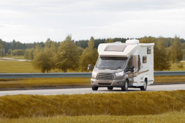 C sınıfı bir Karavan Macerası ile Doğada Yolculuk. Modern bir karavanla vahşi doğaya..