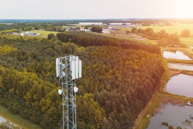 Telekomünikasyon kulesi, kırsal alanda geniş bir cep telefonu şebekesi yayını sağlıyor.