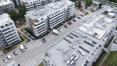 Güneş Panelleri ve HVAC Ekipmanlı Modern Daire Çatısı