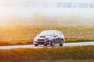 Japon turbo arazi vagonu Kırsal Güzellikte Geziniyor