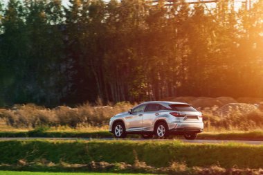 Şık spor araba kırsal bir yolda gün batımında