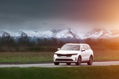 Büyük, modern, beyaz, sıralı bir SUV kamyonet. Kore 'den. Güvenli araba..