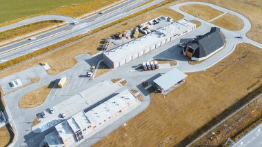 Endüstriyel tesis ve gökyüzünden gelen yollar.